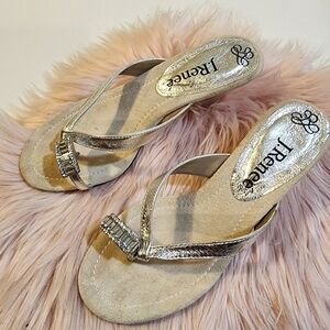 J. RENEE Silver low Heels  Leather Upper Thong Sandals size 4.5 M